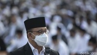 Pantauan detikcom di lokasi, Senin (2/5/2022), Anies Baswedan tiba di JIS untuk menunaikan salat Id bersama istrinya Fery Farhati dan ibunda Aliyah Rasyid. Anies nampak mengenakan jas dan sarung batik.  
