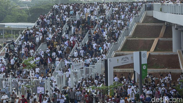 Ribuan jamaah berkumpul di Jakarta International Stadium, Jakarta, Senin (2/5/2022). Usai rampung beberapa waktu lalu stadion JIS kini juga digunakan untuk melaksanakan salat Ied.