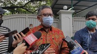 Sekjen PDIP Hasto Kristiyanto juga bercerita Megawati dan Puan Maharani sempat video call dengan Presiden Jokowi dan Ibu Negara Joko Widodo dalam momen silaturahmi Lebaran 2022. (Anggi Muliawati/detikcom)