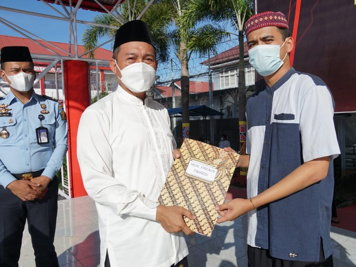 Narapidana Rutan Kelas I Makassar menerima remisi Idul Fitri 2022.