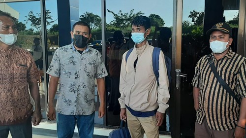 Nelayan Rote Ndao atas nama Frengky Balu saat dijemput petugas Dinas Kelautan dan Perikanan Provinsi NTT dan keluarga di Bandara El Tari Kupang, Minggu (1/5/2022).