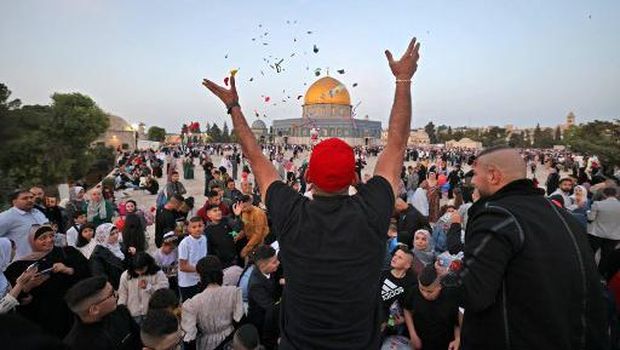 Muslims pray during morning Eid al-Fitr prayer, which marks the end of the holy fasting month of Ramadan, at the Al-Aqsa mosques compound in Old Jerusalem early on May 2, 2022. (Photo by AHMAD GHARABLI / AFP)