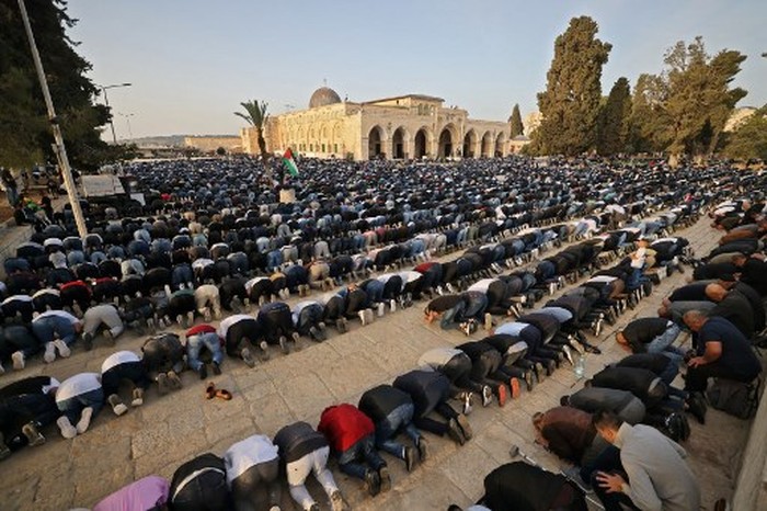 Muslims pray during morning Eid al-Fitr prayer, which marks the end of the holy fasting month of Ramadan, at the Al-Aqsa mosques compound in Old Jerusalem early on May 2, 2022. (Photo by AHMAD GHARABLI / AFP)