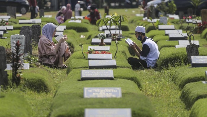 Panjat Doa Untuk Keluarga Saat Ziarah Kubur di Hari Lebaran