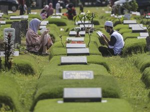 Bagaimana Hukum Menumpuk Jenazah Suami-Istri?