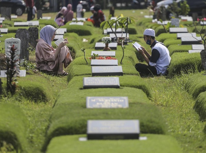 Panjat Doa Untuk Keluarga Saat Ziarah Kubur di Hari Lebaran