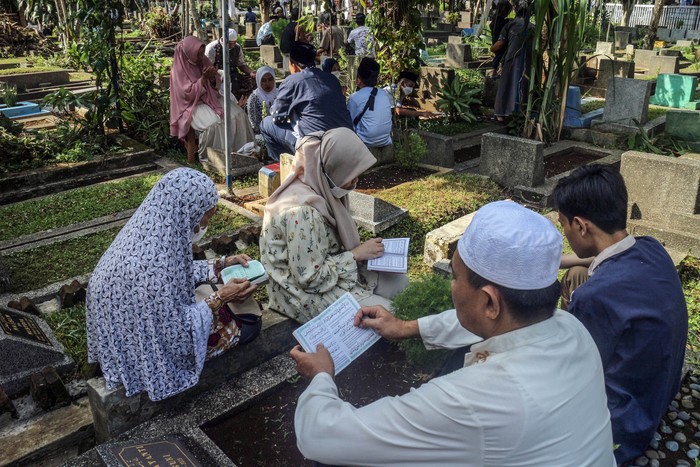 Panjat Doa Untuk Keluarga Saat Ziarah Kubur di Hari Lebaran