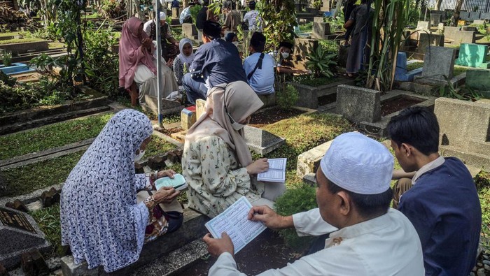 Panjat Doa Untuk Keluarga Saat Ziarah Kubur di Hari Lebaran
