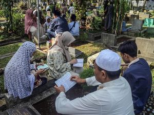 Doa Ziarah Kubur Orang Tua Saat Lebaran Idul Fitri serta Adab-Tata Caranya
