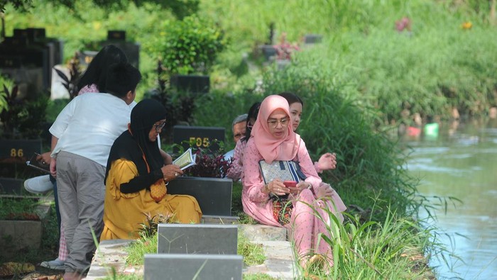 Panjat Doa Untuk Keluarga Saat Ziarah Kubur di Hari Lebaran