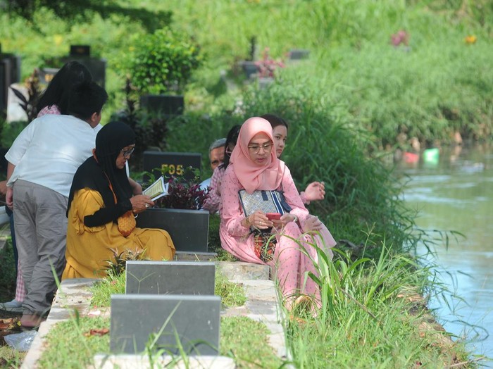 Panjat Doa Untuk Keluarga Saat Ziarah Kubur di Hari Lebaran Panjat Doa Untuk Keluarga Saat Ziarah Kubur di Hari Lebaran