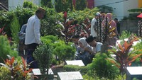 Ziarah makam sudah menjadi tradisi yang dilakukan warga saat Idul Fitri. ANTARA FOTO/Feny Selly 