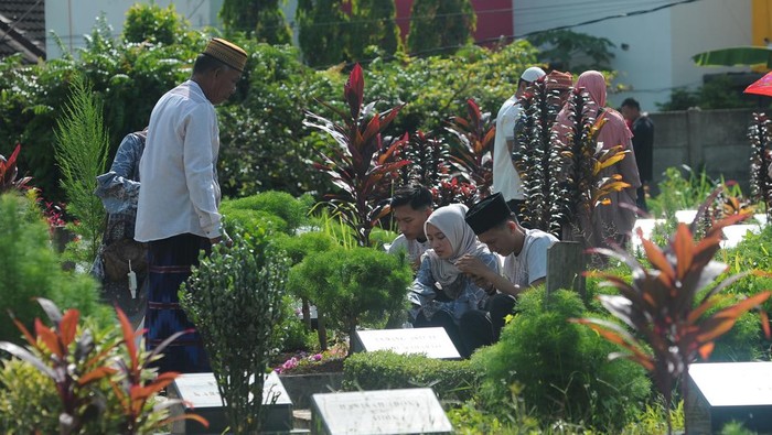 Panjat Doa Untuk Keluarga Saat Ziarah Kubur di Hari Lebaran