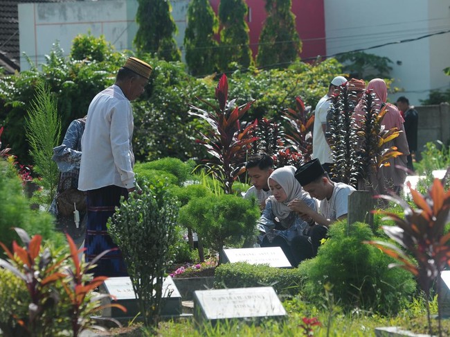 Panjat Doa Untuk Keluarga Saat Ziarah Kubur di Hari Lebaran