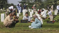 Sejumlah warga berdoa saat ziarah kubur di Pemakaman Covid-19, Srengseng Sawah, Jakarta, Senin (2/5/2022). ANTARA FOTO/Asprilla Dwi Adha