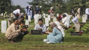 Panjat Doa Untuk Keluarga Saat Ziarah Kubur di Hari Lebaran
