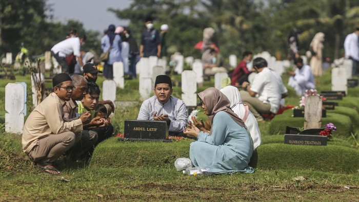 Panjat Doa Untuk Keluarga Saat Ziarah Kubur di Hari Lebaran Panjat Doa Untuk Keluarga Saat Ziarah Kubur di Hari Lebaran