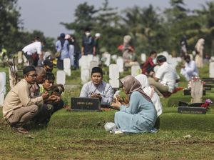 Panjat Doa Untuk Keluarga Saat Ziarah Kubur di Hari Lebaran