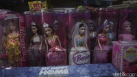Salah satu pilihan mainan untuk anak perempuan di Pasar Gembrong yakni, boneka Barbie.