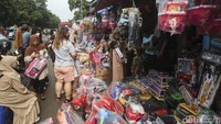 Deretan kios kompak menjual mainan anak, sehingga anak-anak dapat bebas memilih mainan yang diinginkan.