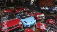 Harga mainan yang dipatok di Pasar Gembrong beragam, mulai dari puluhan ribu hingga jutaan rupiah.