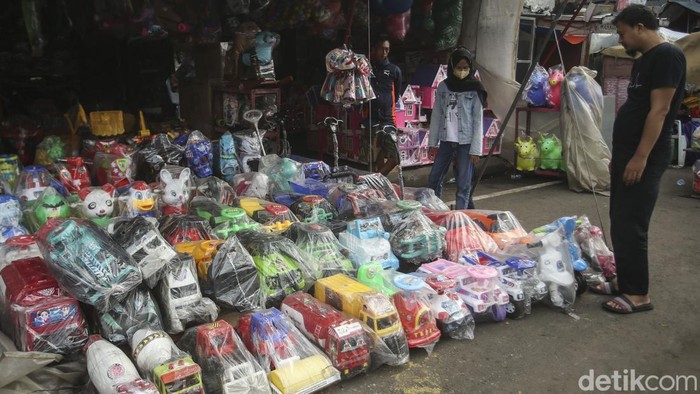 Pasar gembrong terkenal memiliki banyak koleksi mainan anak, momen lebaran menjadi berkah bagi para pedagang, Senin, 2/5/2022.