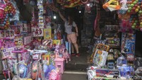 Pilihan untuk mainan anak pun terbilang cukup lengkap, mulai dari ukuran kecil hingga besar, untuk anak laki-laki maupun anak perempuan.