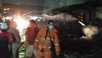 Kebakaran ini mengganggu perjalanan KRL.
