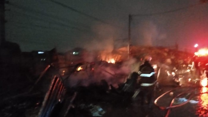Kebakaran melanda Pasar Kemiri Muka dekat Stasiun Depok Baru, Kota Depok, Jawa Barat. Akibatnya, perjalanan KRL terhambat.