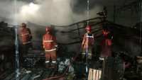 Hingga api berhasil dipadamkan, belum diketahui apa penyebab kebakaran.