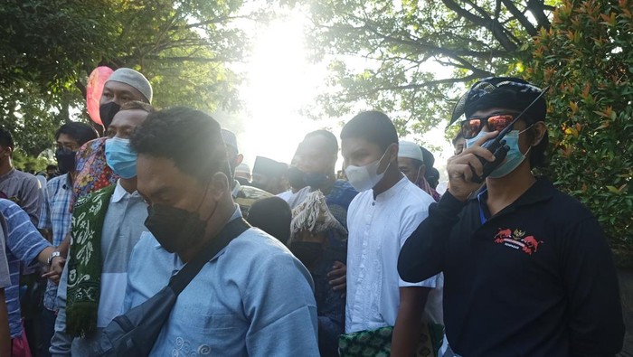 Salah satu Pecalang Lumintang tampak berjaga di area pelaksanaan salat Ied di Lapangan Lumintang pada Senin (2/5/2022)