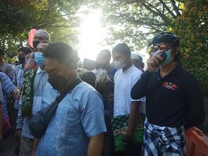 Pecalang Ikut Amankan Salat Id di Lumintang, Pastikan Jemaah Bermasker