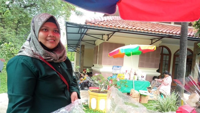 Pedagang bunga di TMP Kalibata (Fakhri-detikcom)
