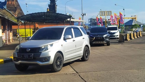 Wisatawan domestik yang akan berlibur ke Bali selama libur panjang, terpantau di Pelabuhan Gilimanuk, Bali, Senin (2/5/2022)