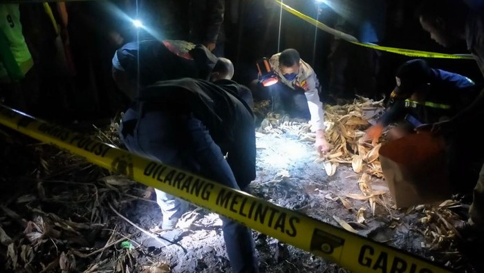 Polisi saat mengamankan pelaku dan mengamankan TKP dengan pemasangan police line dan mencari barang bukti di TKP malam harinya, Minggu (1/5/2022).