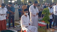 Untuk diketahui, pelaksanaan salat Id di Lapangan Pegok diikuti oleh sekitar 3.000 jemaah. Mereka tampak berdatangan sedari pagi. Pelaksanaan salat dipimpin oleh imam sekaligus khatib Ustaz Muhammad Ridhai.