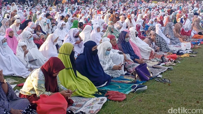Pecalang amankan pelaksanaan salat id di Lapangan Pegok, Kelurahan Sesetan, Kecamatan Denpasar Selatan, Kota Denpasar, Senin (2/5/2022).