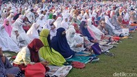 Dalam pengamanan ini, terdapat sembilan personel pecalang Jagabaya Banjar Pegok, Desa Adat Sesetan, yang dikerahkan untuk mengamankan salat Idul Fitri di Lapangan Pegok. 
