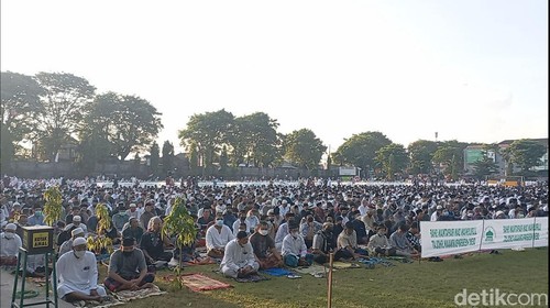 Pecalang amankan pelaksanaan salat id di Lapangan Pegok, Kelurahan Sesetan, Kecamatan Denpasar Selatan, Kota Denpasar, Senin (2/5/2022).