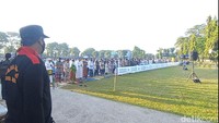 Pecalang mengamankan pelaksanaan salat id di Lapangan Pegok, Kelurahan Sesetan, Kecamatan Denpasar Selatan, Kota Denpasar, Senin (2/5/2022).  