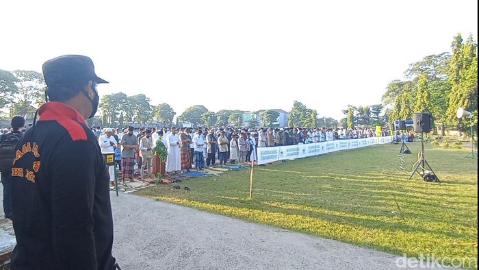 Penuh Toleransi, Salat Idul Fitri di Bali Dijaga Pecalang Pecalang amankan pelaksanaan salat id di Lapangan Pegok, Kelurahan Sesetan, Kecamatan Denpasar Selatan, Kota Denpasar, Senin (2/5/2022).
