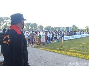 Video Pecalang Turut Amankan Salat Id di Bali