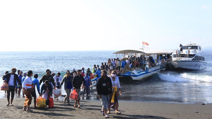 Aktivitas penyeberangan ke Nusa Penida dari Klungkung. (dok. Pemkab Klungkung)