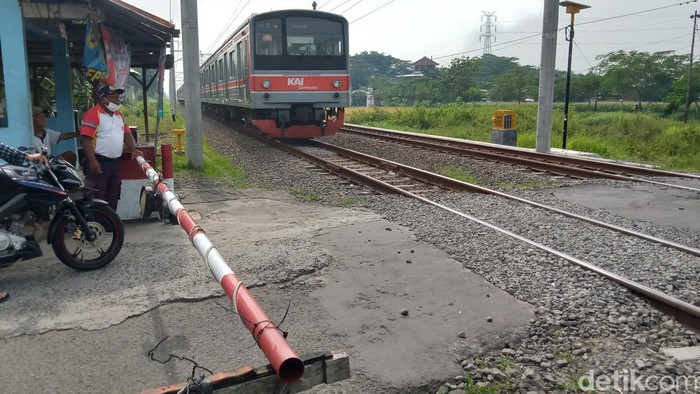 Perlintasan Mbah Ruwet terkenal di Klaten bagian timur. Perlintasan kereta ini konon dibumbui cerita mistis, tapi kini daerahnya sudah ramai. Foto diambil Senin (2/5/2022).