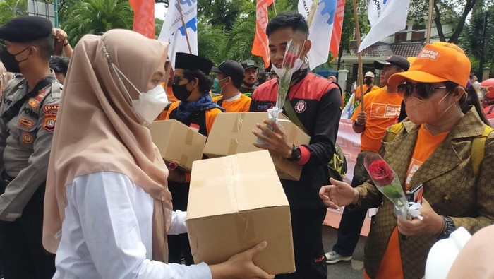 Polisi bagi-bagi sembako ke peserta aksi May Day