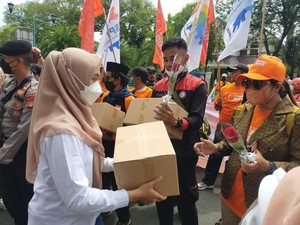 Saat Polisi Bagi-bagi Sembako Kepada Peserta Aksi May Day