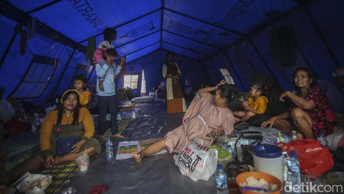 Potret Lebaran di Tenda Pengungsian Korban Kebakaran Pasar Gembrong Warga beraktivitas di tenda pengungsian korban kebakaran kawasan Pasar Gembrong, Jakarta, Senin (5/2/2022). Kebakaran yang menimpa ratusan kepala keluarga ini justru terjadi menjelang hari raya Idul Fitri.