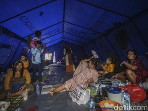 Potret Lebaran di Tenda Pengungsian Korban Kebakaran Pasar Gembrong