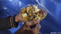 Mereka juga membawakan hidangan khas lebaran yaitu opor ayam, dan santapan lainnya.