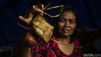 Mariati warga asal Cirebon tidak bisa berkumpul bersama keluarga di kampung, meski begitu ia tetap bersyukur bantuan terus mengalir. Namun Mariati merasa sedih tidak bisa masak di momen Lebaran kali ini. Biasanya ia rutin masak opor dan makanan lainnya untuk disantap keluarga.